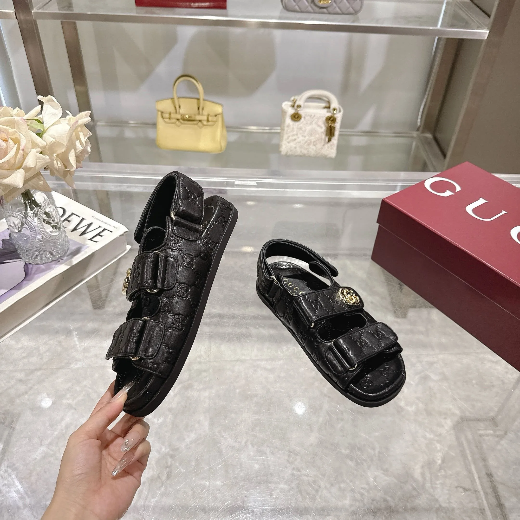 Wholesale direct sales 260👟👟 Gucci’s modern design aesthetic explores the path of unique craftsmanship, cleverly integrating the brand’s classic elements with its beloved brand identity. The sandal is embellished with the beloved Double G hardware, adding a touch of understated branding to the design, complementing the versatility of the Velcro straps. Women Light gold tone hardware Sheepskin lining Double G Rubber sole Velcro fastening Flat sole